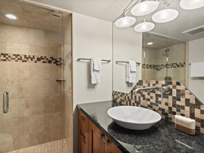 Dusche, Haartrockner, Handtücher