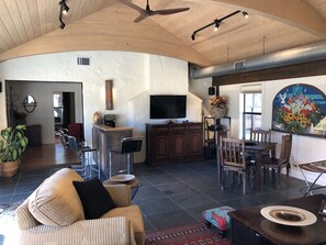 Smart TV, fireplace, DVD player, books - Rio de Arcadia - Two Riverside Homes, Pool & Hot Tub (Kerrville)