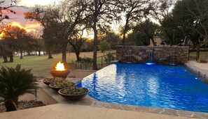 Outdoor pool, a heated pool - Rio de Arcadia - Two Riverside Homes, Pool & Hot Tub (Kerrville)