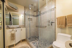 Dusche, Haartrockner, Handtücher