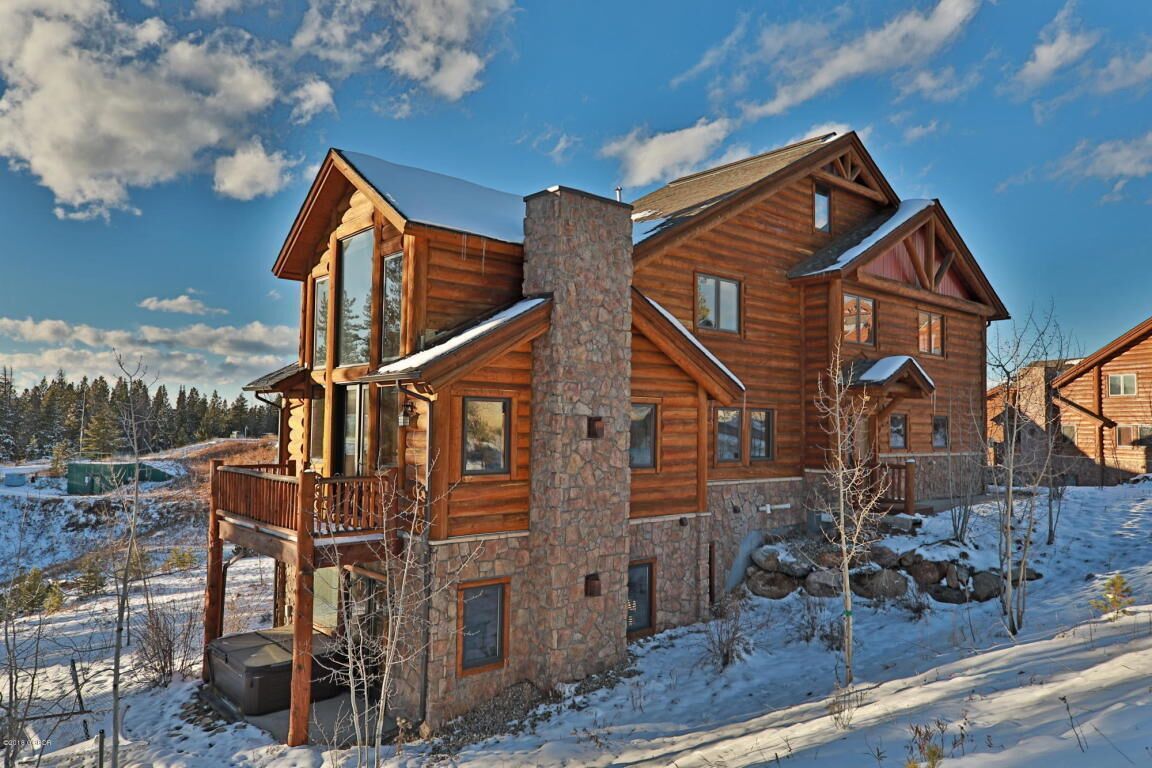 Spacious 3BR + Bunk Loft, 2 Living Rms, Hot Tub & Views! Nearby Sledding & Bus!