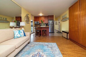 Smart TV, stereo - Beautiful Simple Relaxing South Maui Studio Condo Kealia 309 with Views (Kihei)