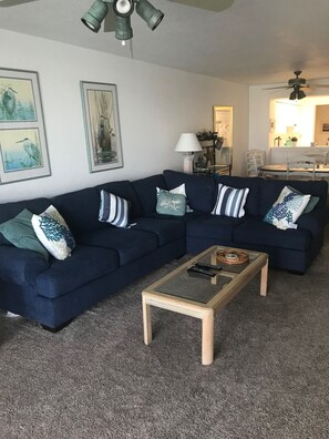 Smart-TV, DVD-spiller, bøker og stereoanlegg