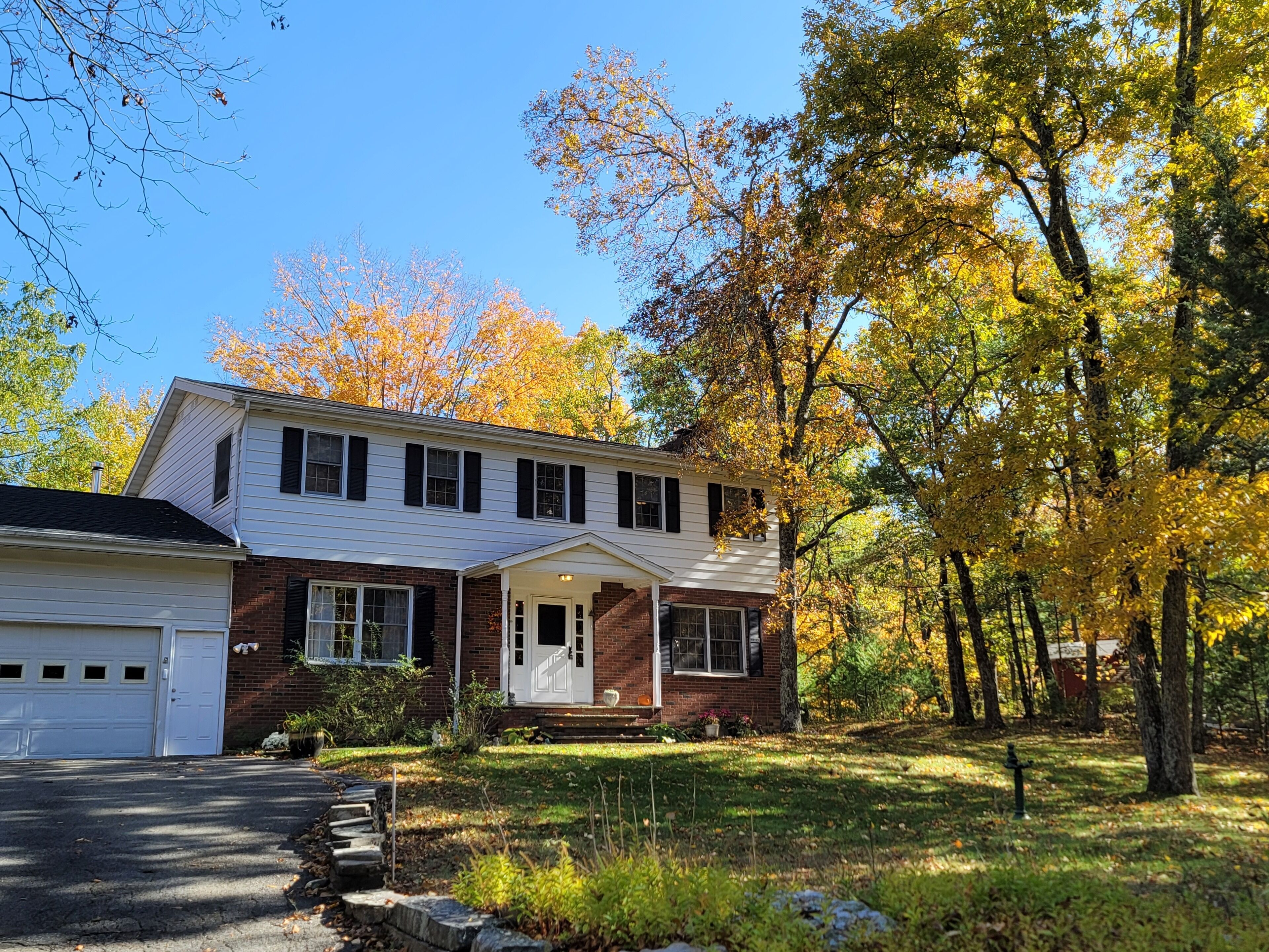 Still a beautiful fall!  4 bedrm country home w/fireplace, woodstove & fire pit