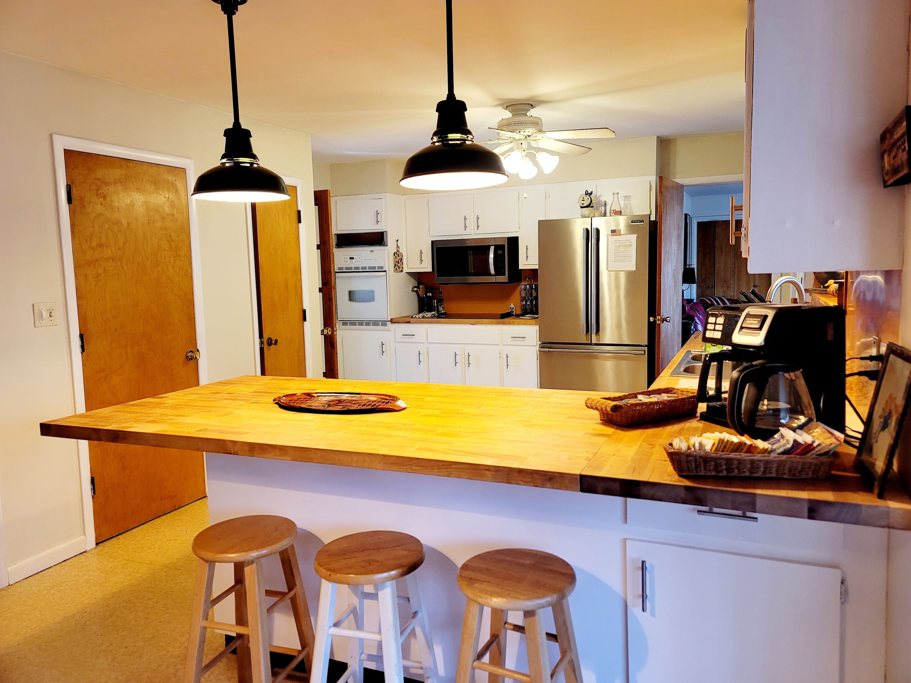 Still a beautiful fall!  4 bedrm country home w/fireplace, woodstove & fire pit