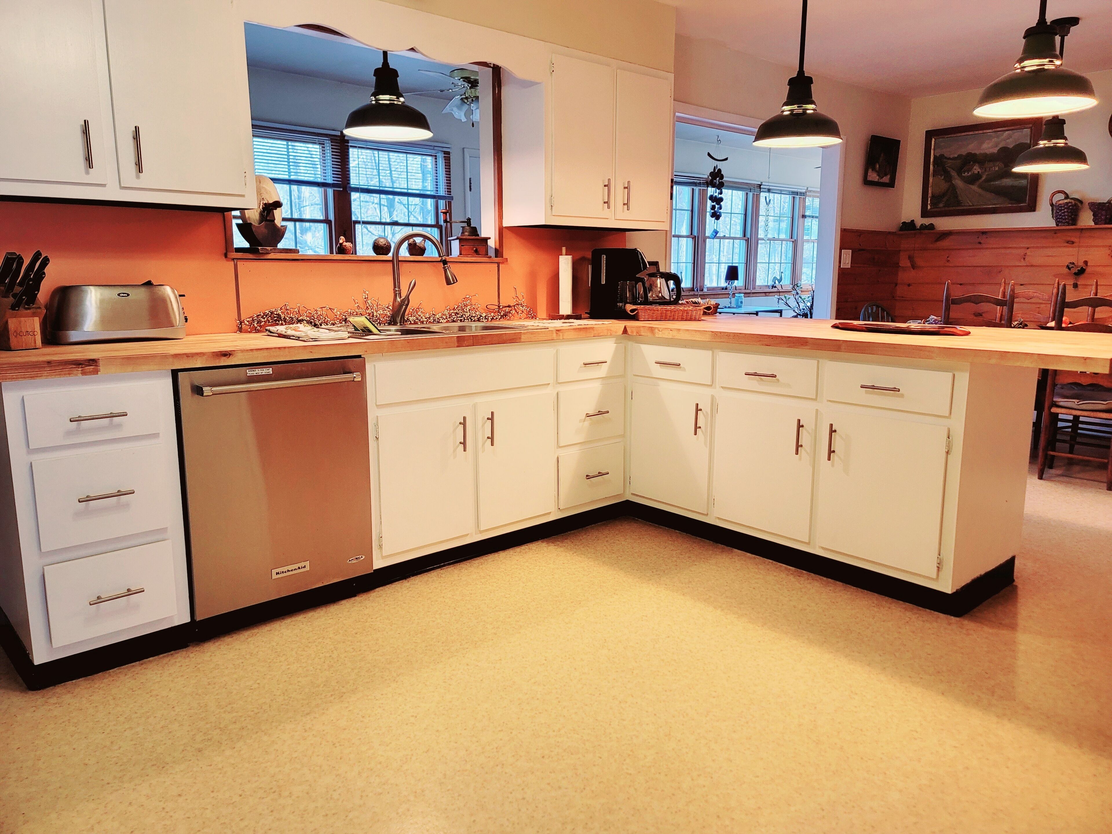 Still a beautiful fall!  4 bedrm country home w/fireplace, woodstove & fire pit