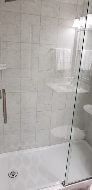 Shower, towels - Like Brand New 4 Bed 2.5 Bath Oceanfront Pools, Hot Tubs, Ocean/Sound Views WIFI (Indian Beach)