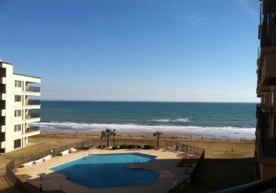 Like Brand New 4 Bed 2. 5 Bath, piscinas frente al mar, jacuzzis, vista al mar / sonido, WiFi