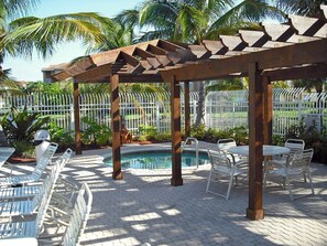 Property grounds - 1st floor 2 BD, 2 BA CONDO, GARDENS AT BEACHWALK, 3 MI FROM FT MYERS BCH&SANIBEL (Fort Myers)