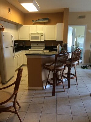 Fridge, microwave, oven, stovetop - 1st floor 2 BD, 2 BA CONDO, GARDENS AT BEACHWALK, 3 MI FROM FT MYERS BCH&SANIBEL (Fort Myers)