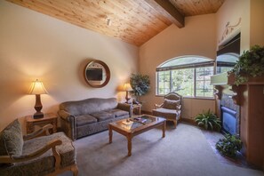 TV, fireplace, stereo - Adventure Hub~Nordic Ski, Snowmobile & Ice Fishing Villa 3039-1 (Midway)