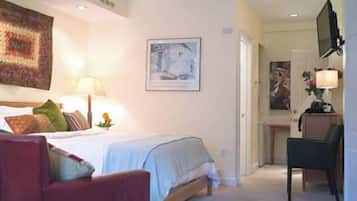 1 slaapkamer, een bureau, een strijkplank/strijkijzer, reisbedje