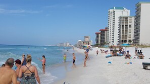 En la playa y toallas de playa 