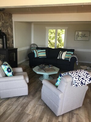 Una Smart TV, una chimenea, un reproductor de DVD, libros