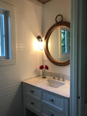 Ensemble douche/baignoire, sèche-cheveux, serviettes fournies