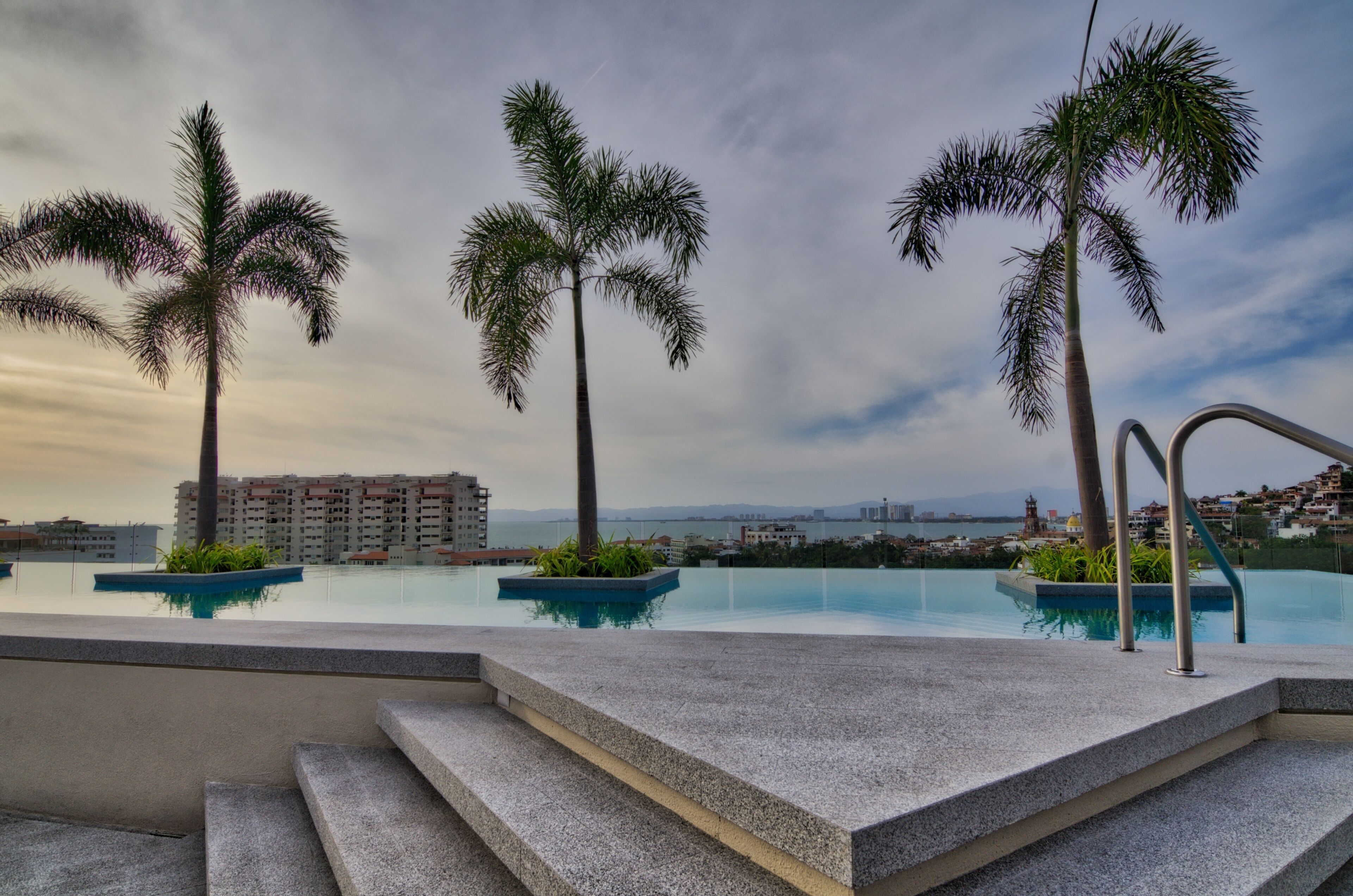 Top-Floor Romantic Zone - Roof Top OASIS just steps away. 