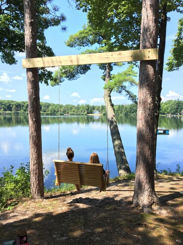 Leaning Pine: A Quiet Lakefront Cottage
