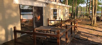 Leaning Pine: A Quiet Lakefront Cottage 