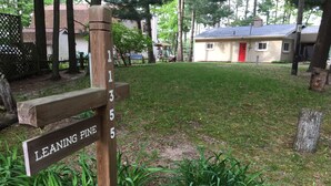 Ein hölzernes Wegweiser mit den Nummern 1 bis 5 und einem Schild mit der Aufschrift 'LEANING PINE'.