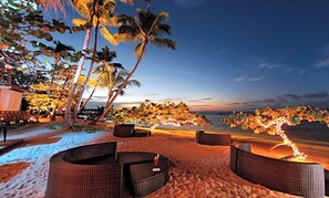 Plage, chaises longues, serviettes de plage