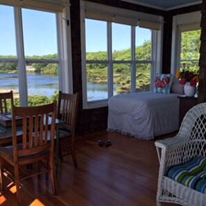 5 makuuhuonetta, silitysrauta/-lauta, vauvan matkasänky, Wi-Fi