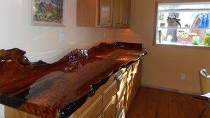 Una cocina con encimera de madera, armarios y una ventana con vistas al exterior.