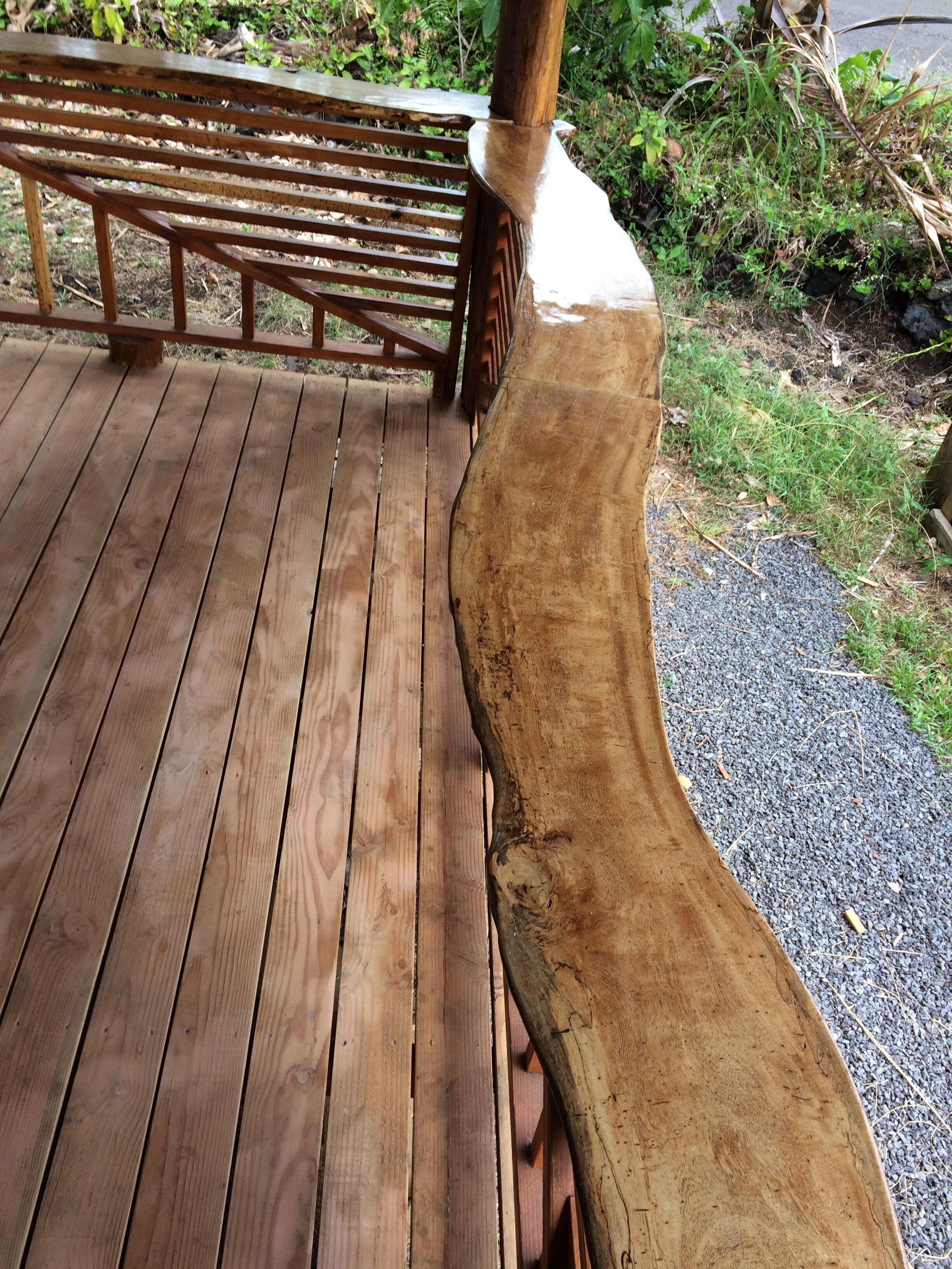 Eine Holzterrasse mit einer Bank.