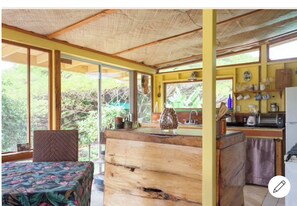 Refrigerador, horno, parrilla de estufa y tetera eléctrica