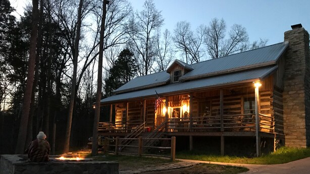 A log cabin with a porch and a fire pit. - Vintage 1850's log house for rent with 185 acres  ,on a Creek ,  2miles trails . (Vanleer)