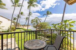Outdoor dining - Maui Beachfront Oceanview HK-B4 - Maui Vacation Charming Condo Ma’alaea Bay (Wailuku)