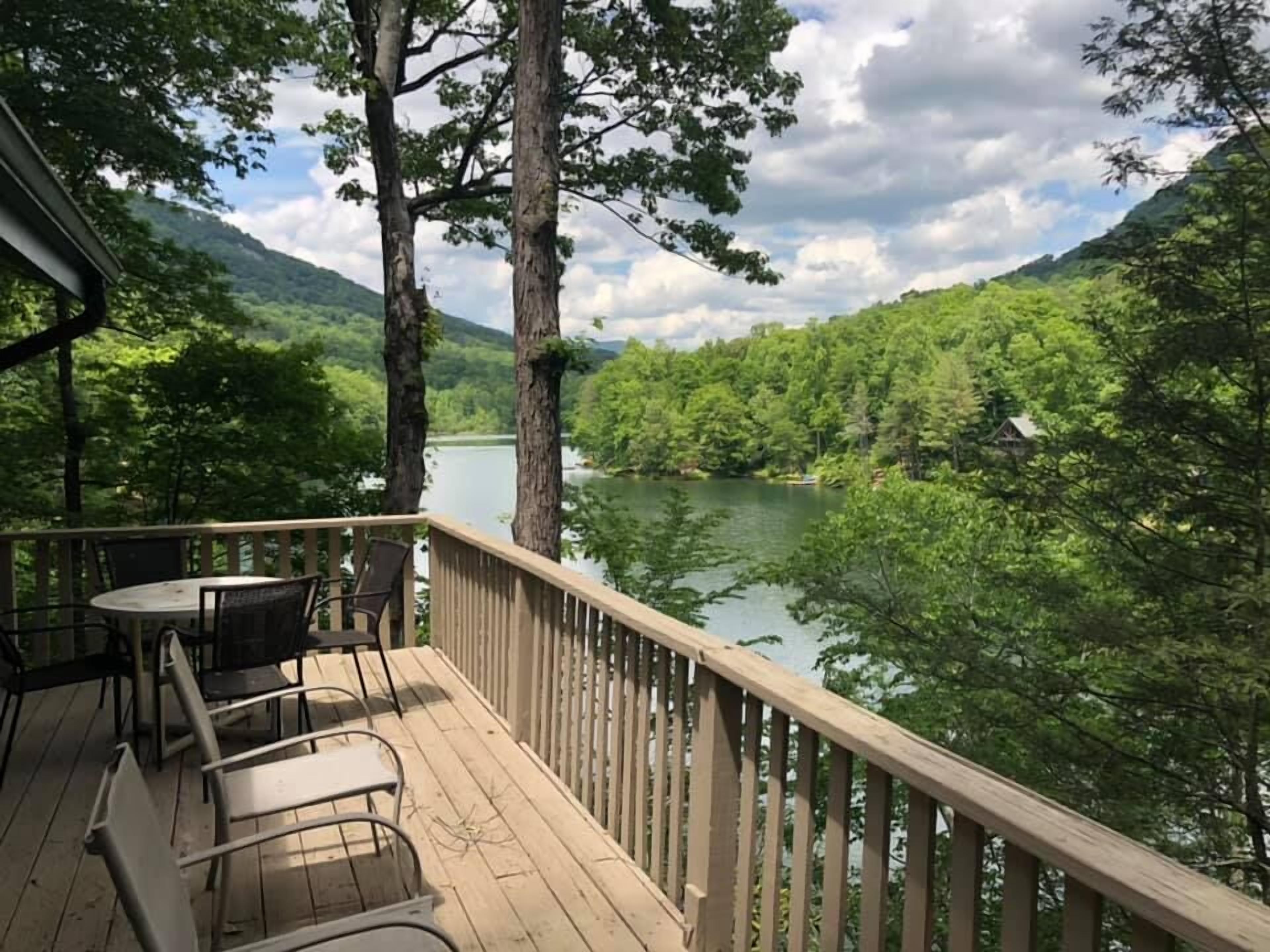 3BR/2.5 BATH LAKEFRONT HOME on Bald Mountain Lake, inside Rumbling Bald Resort
