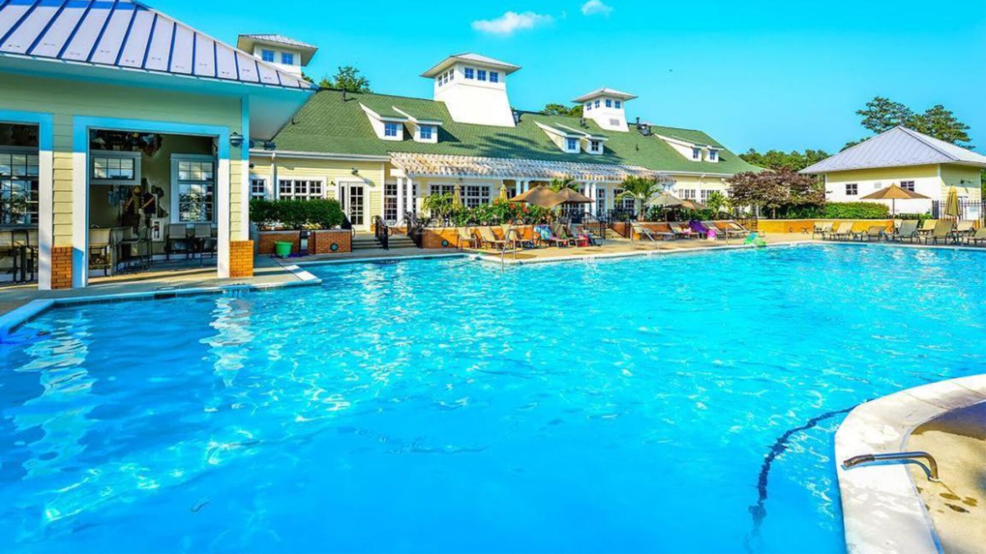 Beautiful 4 BEDROOM 3 1/2 BATHROOM in Resort Community