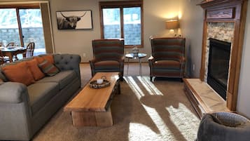 Smart-TV, Kamin, Arbeitsbereiche