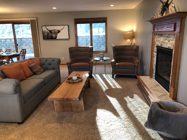 Smart TV, fireplace, offices