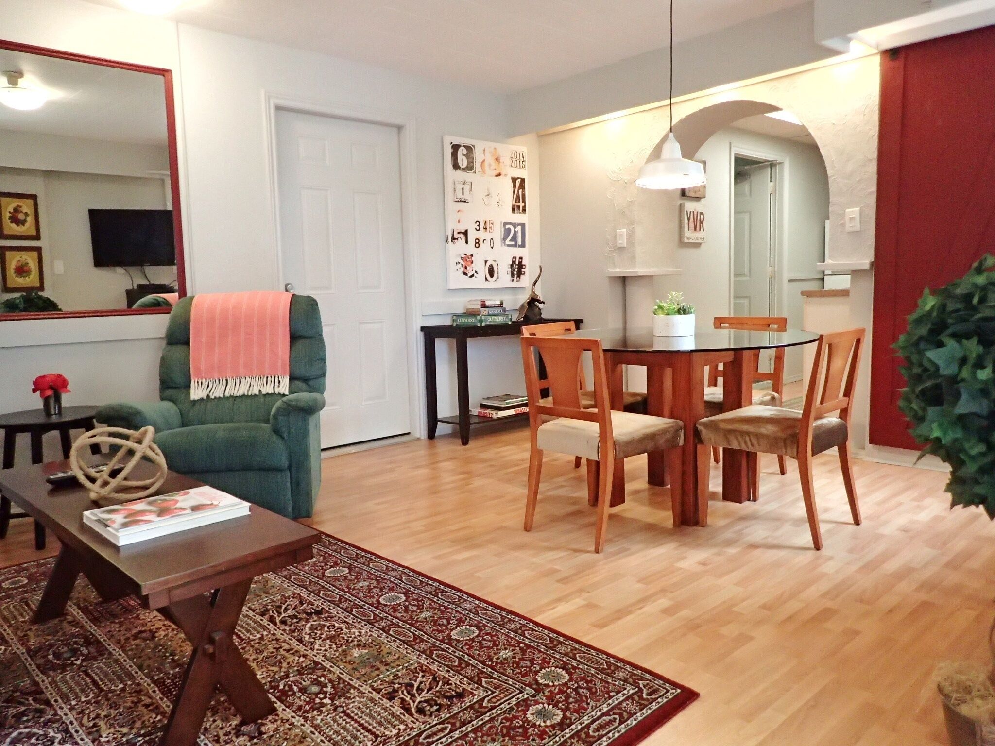 COUNTRY WOODS BUNGALOW - Walk to Winery +Berry Farm - Fort Langley