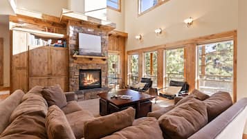 Smart TV, fireplace, DVD player, books