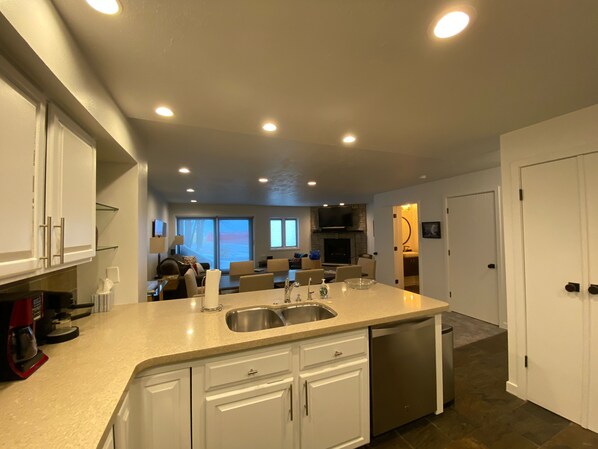 Kylskåp, mikrovågsugn, ugn och spishäll