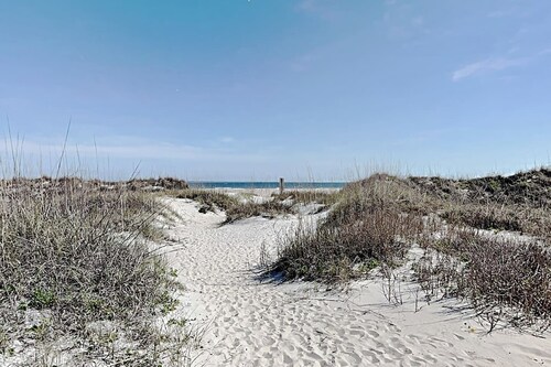 Lighthouse Point 23C | Beachfront 270° View | Top Floor Corner Oasis | 3 Pools