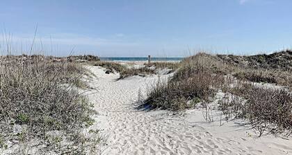 Lighthouse Point 23C | Beachfront 270° View | Top Floor Corner Oasis | 3 Pools