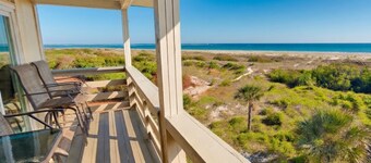 Lighthouse Point 23C | Beachfront 270° View  | Top Floor Corner Oasis | 3 Pools