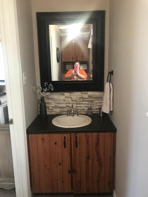 Douche, sèche-cheveux, serviettes fournies, savon