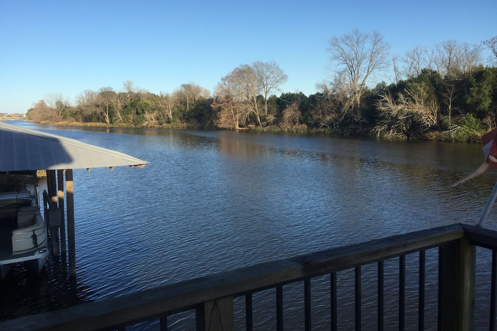 Peaceful. Relaxing. Fun. Bring boat. Fish, shop, explore!