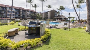 Un complexe hôtelier doté d’une piscine, d’un barbecue extérieur et de chaises longues.