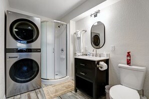 Combined shower/tub, hair dryer, towels, soap - Family setting, Fishing, Fast Wifi, Dogs ok, Hot tub, Private Beach aces, dock . (Fort Myers Beach)