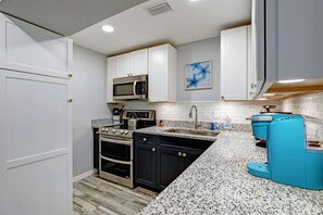 Jääkaappi, mikroaaltouuni, uuni, liesi