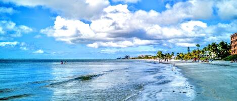 In Strandnähe, Liegestühle, Strandtücher