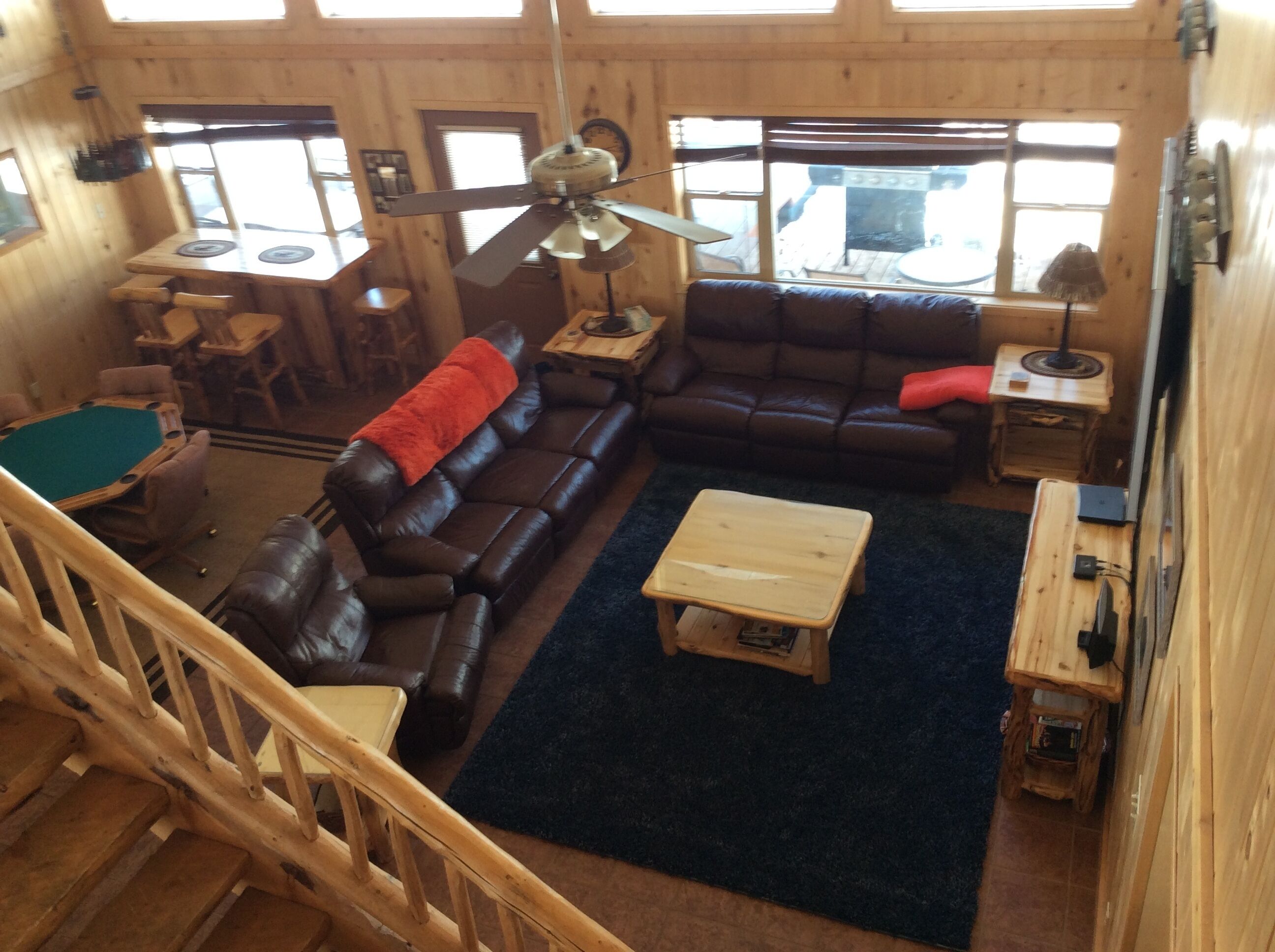 ELK RIVER HOUSE, Sleeps 15, Hot Tub, Garage, Pool Table, Wi-Fi, Sat TV