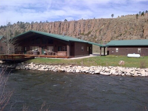ELK RIVER HOUSE, Sleeps 15, Hot Tub, Garage, Pool Table, Wi-Fi, Sat TV