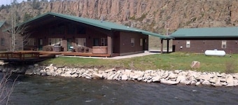 ELK RIVER HOUSE, Sleeps 15, Hot Tub, Garage, Pool Table, Wi-Fi, Sat TV