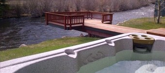 ELK RIVER HOUSE, Sleeps 15, Hot Tub, Garage, Pool Table, Wi-Fi, Sat TV
